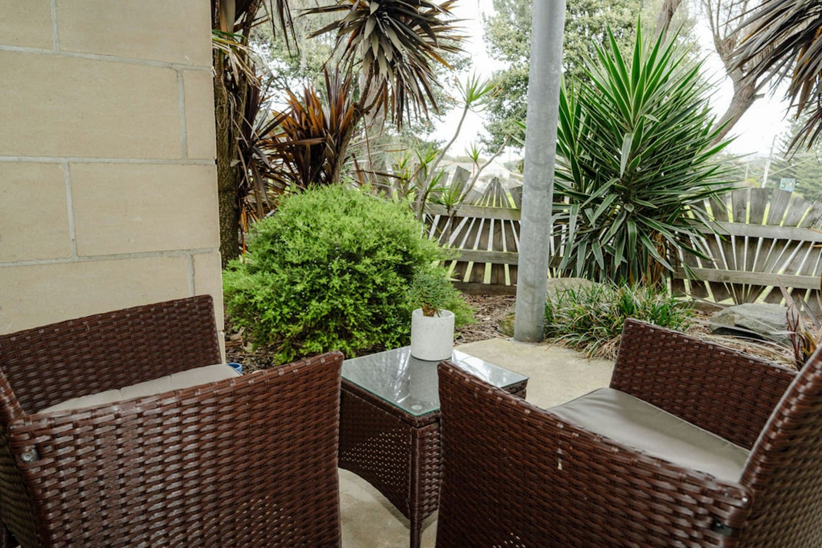 Garden patio at Portside Motel