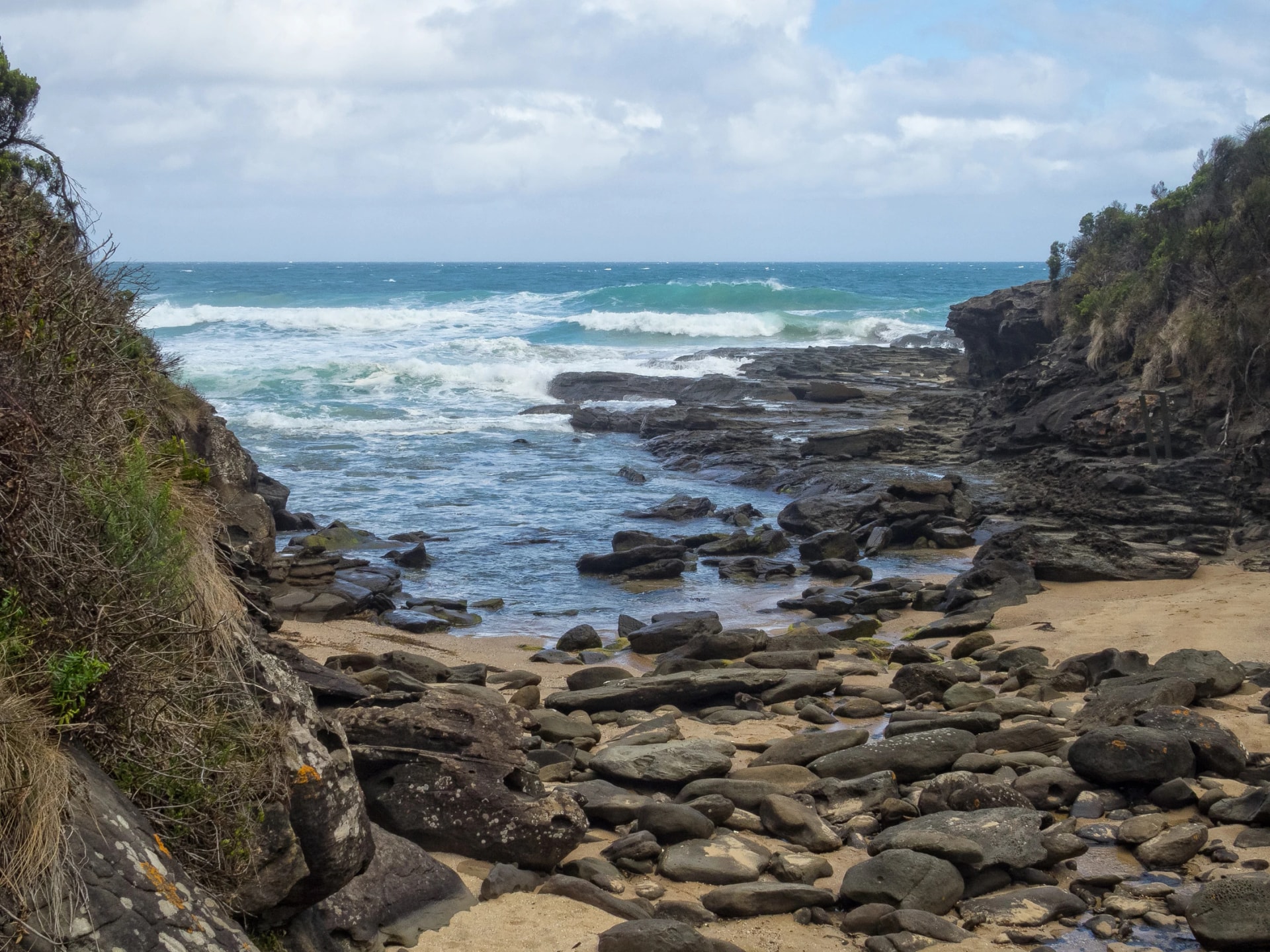 Rocky bay at the Elliot River near Shelly Beach