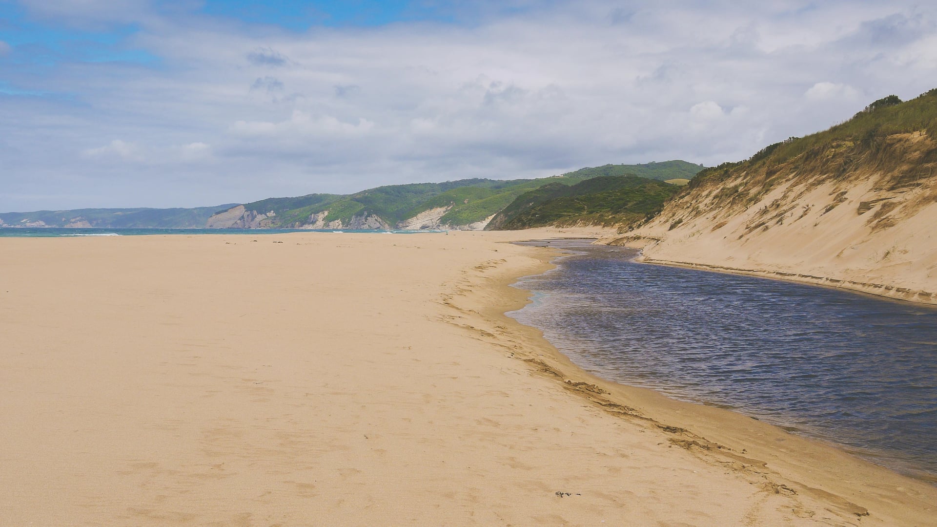 Ford the Johanna River where it meets the sand